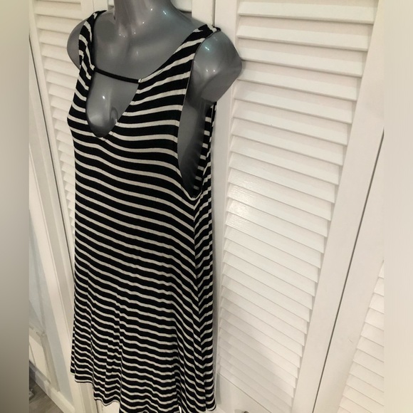 Alya from Francesca’s collections black and white striped sleeveless mini dress - Picture 4 of 4